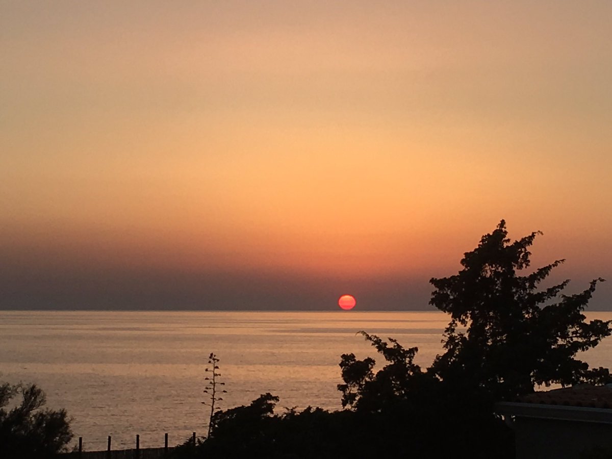 GioiaBattista's tweet photo. A #Sabaudia il sole non tramonta, parla.
#Circeo https://t.co/7tutc4We1m