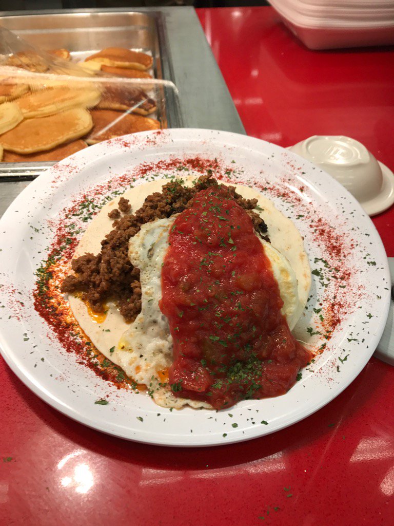Huevos Rancheros for your pre-practice fuel <a href="/OleMissFB/">Ole Miss Football</a>! Carbs 4 nrg, protein 4 💪🏽, salt to replace sweat loss. 🍳