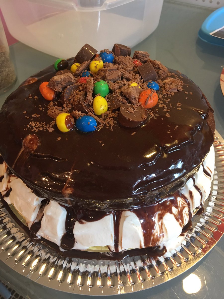lesleyj28's tweet photo. Hmmmm well that didn't turn out quite as expected!!! @thomasinamiers #toomuchcream #whatdidIdowrong https://t.co/dH0lo23SUU