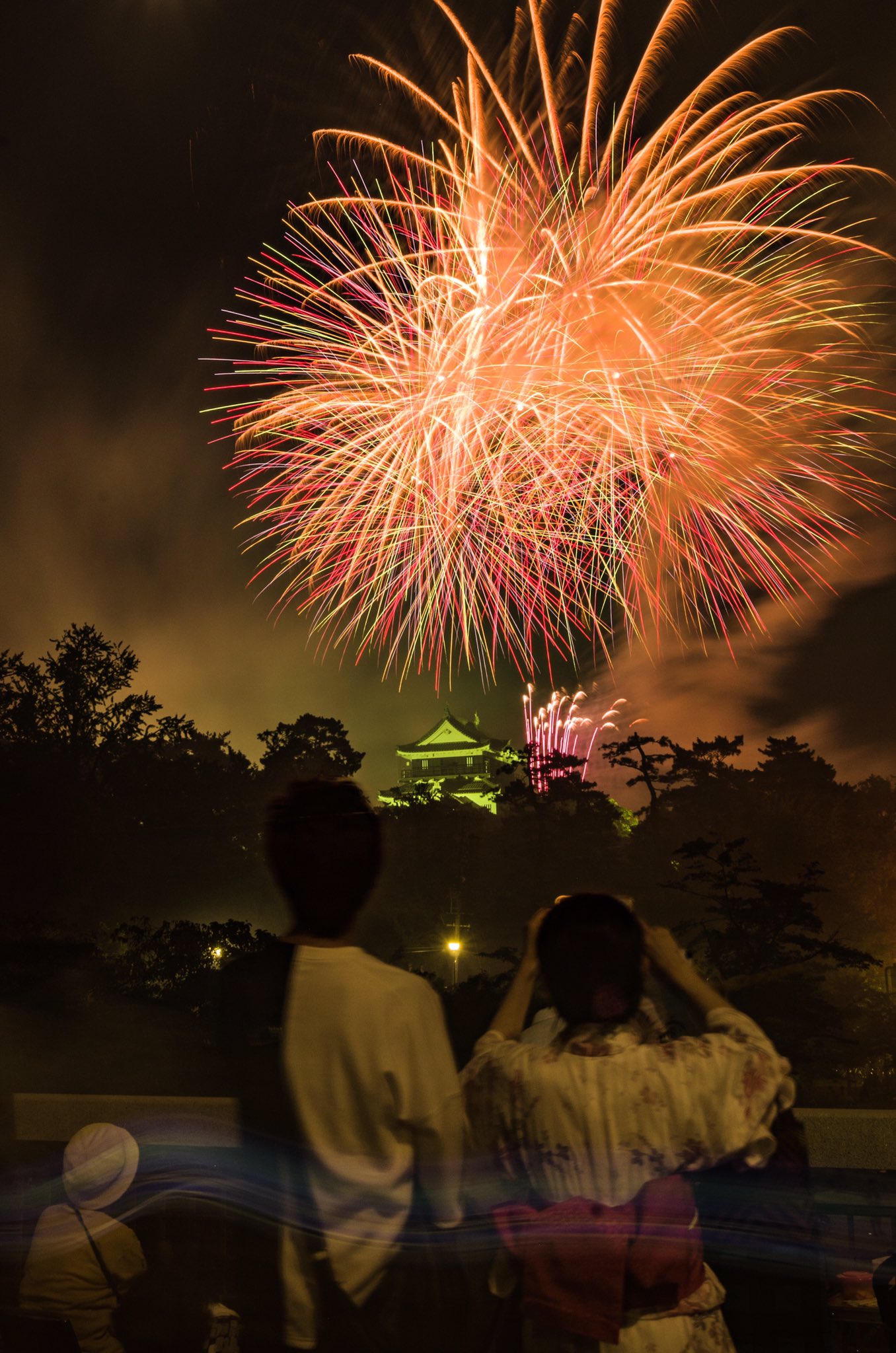 チキンハート 岡崎城を照らす花火 縦写真 素敵な撮影時間でした 改めて もっと上手く撮れるようになりたい 岡崎城下家康公夏まつり 花火 縦構図 一眼レフ Pentax ファインダー越しの私の世界 写真好きな人と繋がりたい T Co