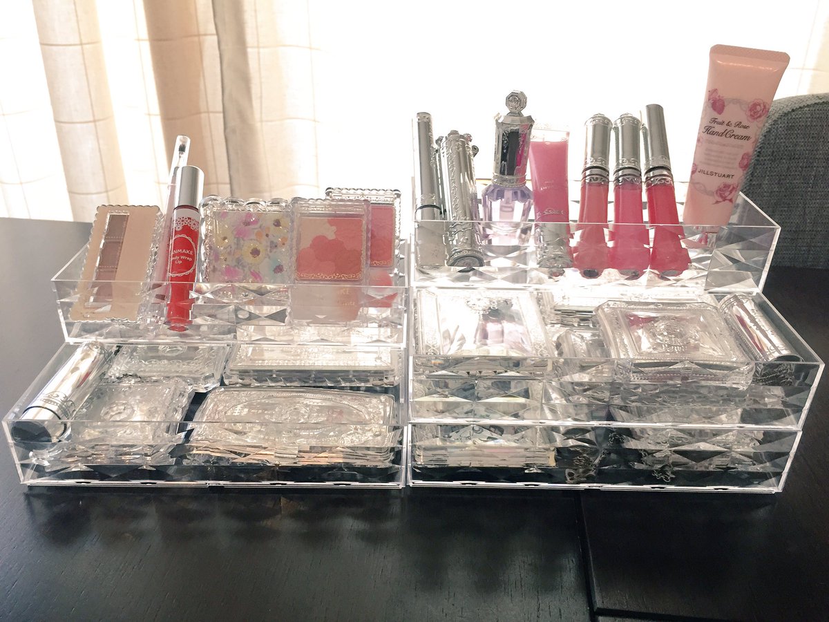 ダイソーのケースに入れたら。
かわいさ増した気がする( ^ω^ )

#ダイソー #コスメ収納  #コスメ
#ジルスチュアート #jillstuart 
#キャンメイク #canmake
#デパコス #プチプラコスメ
#プチプラ #100均