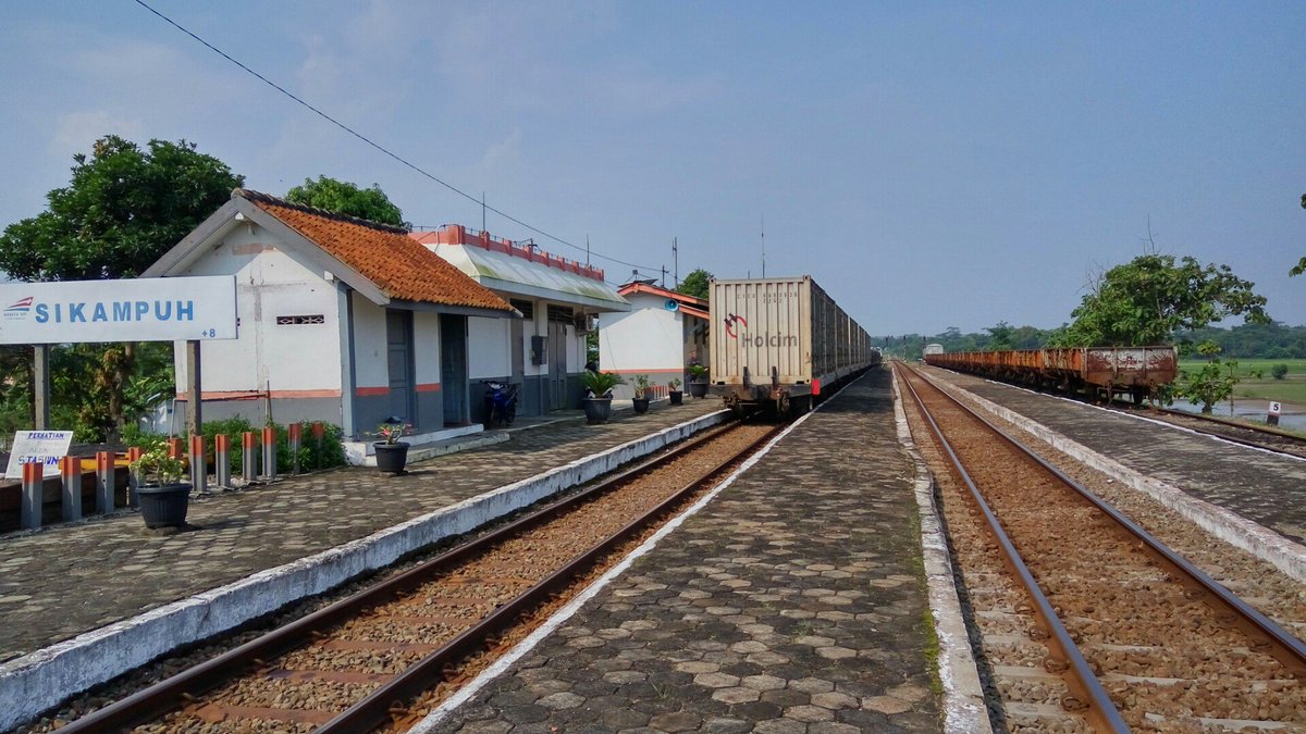 Stasiun sikampuh,kabupaten cilacap,jawa tengah indonesia
Stasiun Kecil yang unik niih..😀😀