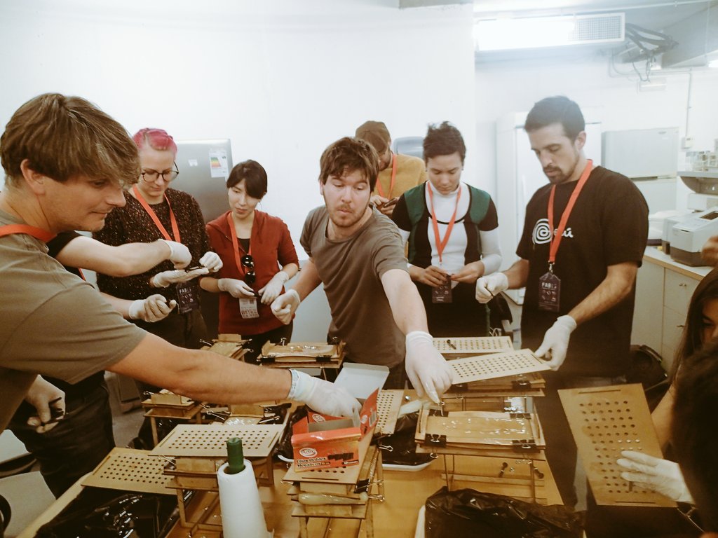 3druhr's tweet photo. Anspruchsvoll züchtet #fab13 Zellulose aus Bakterien @lab_uai - #biohacking für spektakuläre Architekturfassaden, #diy motiviert! https://t.co/gHY2s2hcAA