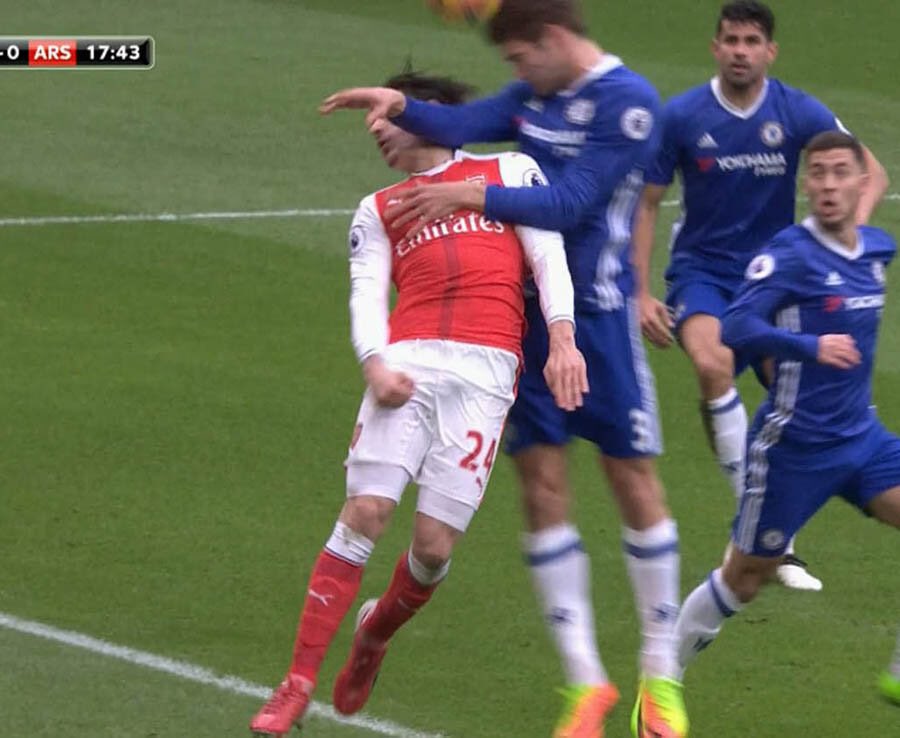 IDontLikeSpurs's tweet photo. These Chelsea players love an elbow to the face don't they https://t.co/kDQk6yySKz