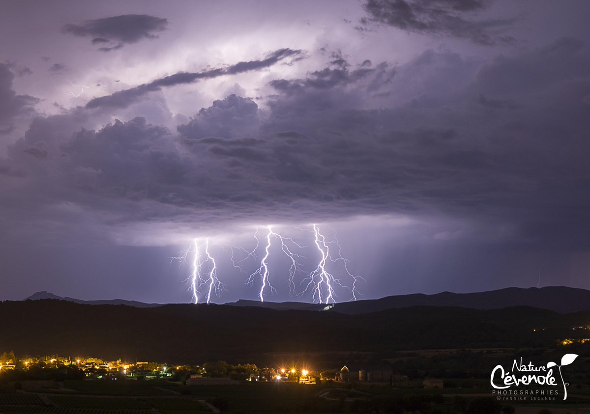 Météo - Chasseurs d'orages DGjNakLXUAAM8Gq