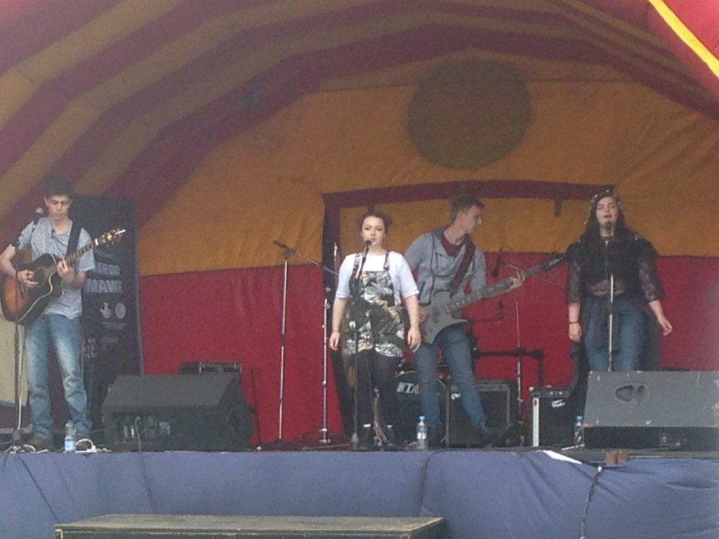 georgetownyc's tweet photo. Brilliant performance by the @The__Optimists in @IntroFest17 rock on! Whoop whoop! #INTROFEST17 https://t.co/l3kjh8ICDu