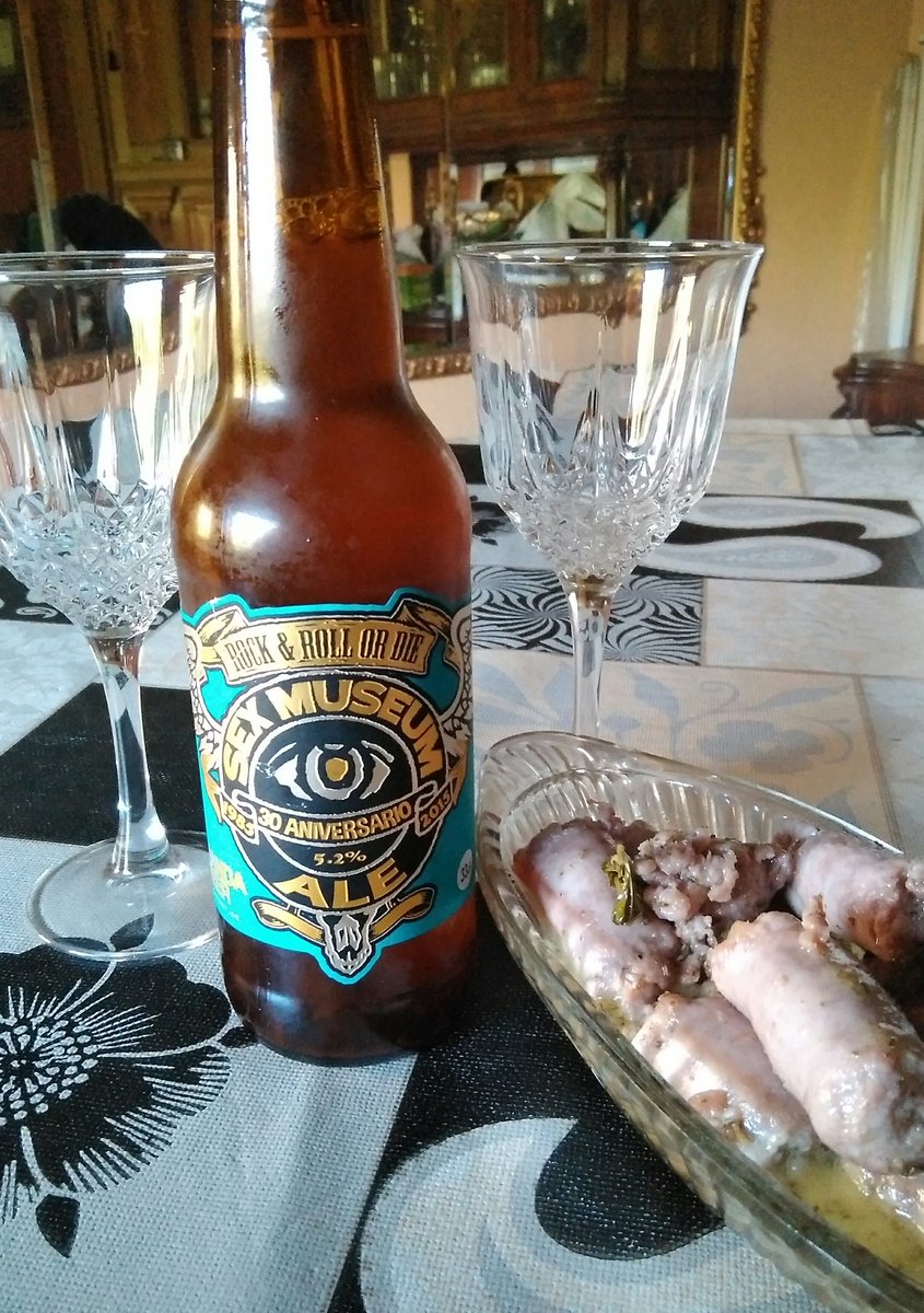 Tapita del domingo: salchichas al hidromiel, acompañadas de una Sex Museum de <a href="/pandacraftbeer/">Panda Craft Beer</a>. Vivan los placeres sencillos 😉