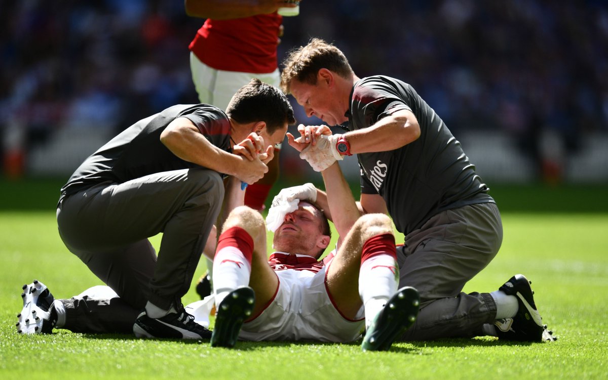 Мертезакер был вынужден из-за травмы покинуть матч с Челси - изображение 1