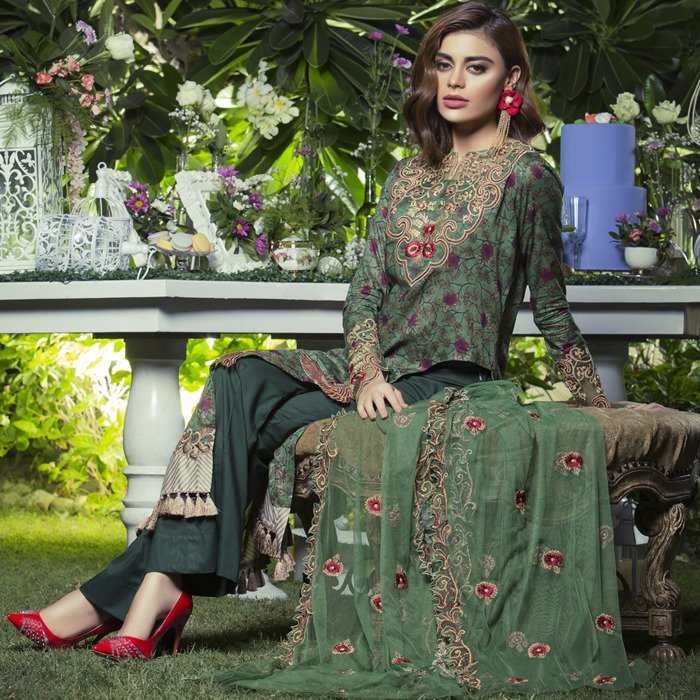 MediaSpringPk's tweet photo. Get your hand on these luxurious designs from #TabbassumMughal's Eid Collection by #AlZohaibtextile launching on 10th August https://t.co/mTQa7NCZUs