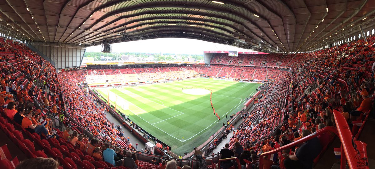 Het stadion loopt langzaam vol, de zon schijnt en de sfeer is goed. Op naar de overwinning!! #WEURO2017 #WEURO17 #OranjeLeeuwinnen