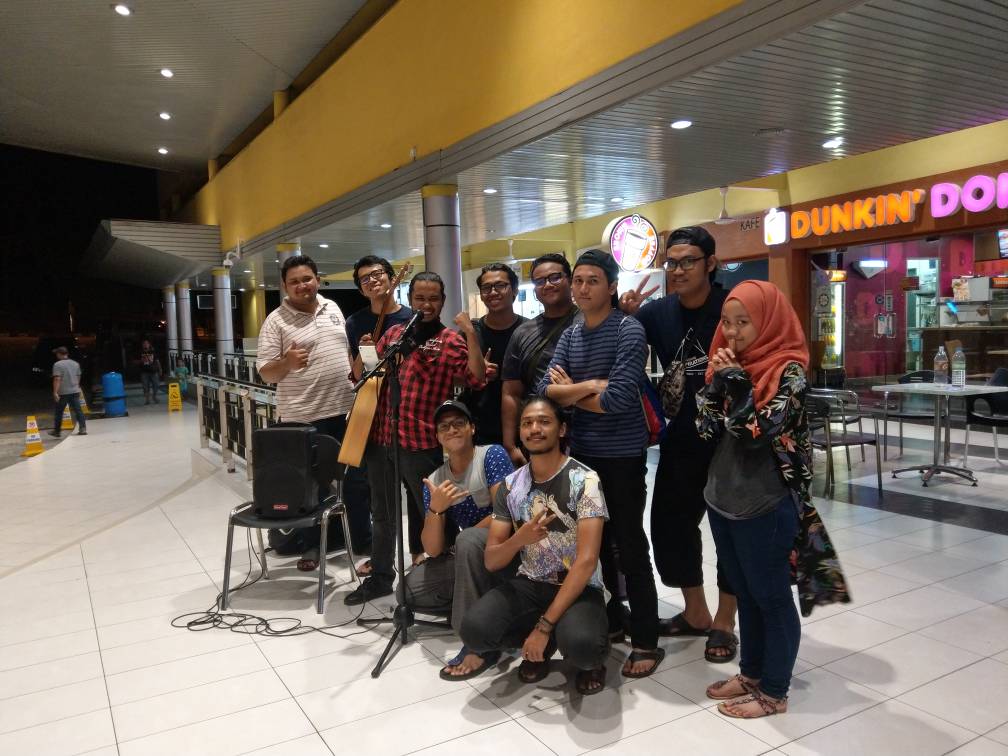 kingshammer_'s tweet photo. #kingshammer join abang busker kat rnr jap 🎶🎸😌 https://t.co/0BsE7Rk7po