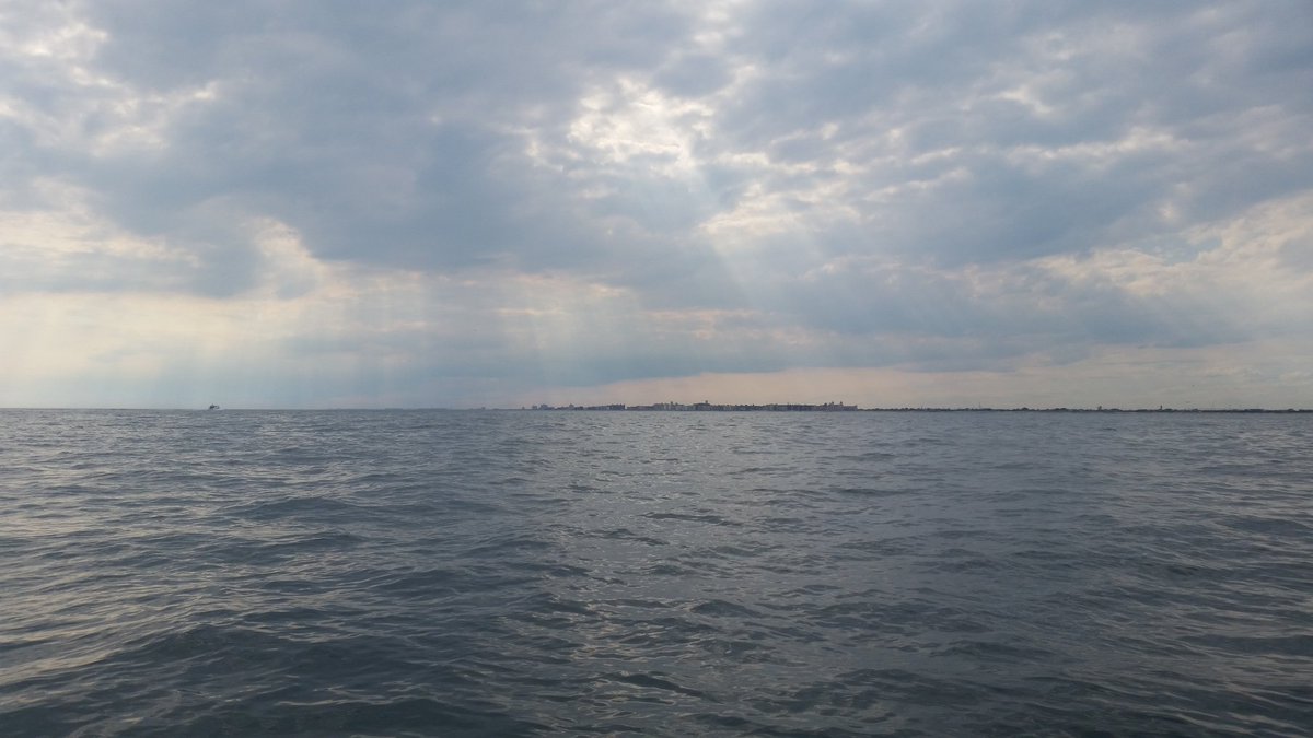 alm_trainer's tweet photo. Sunday mornin ocean drifting.. where nothin matters but the tide #summer #boating #mimosas #breakfastonthewater #lifeisgoodtoday #longisland https://t.co/NUAeMaNRsh