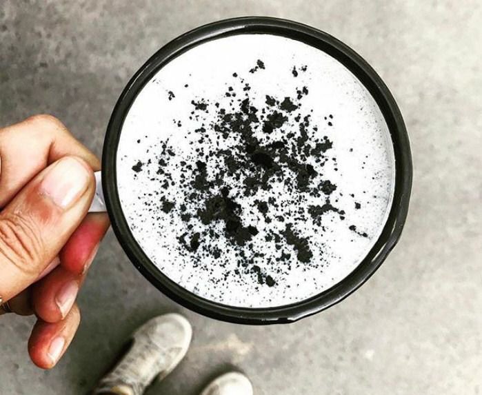 #صور_متداولة
لـ قهوة #لاتيه بالفحم المعالج،والمتواجدة حالياً
 في #بريطانيا ☕️
.
.
#افكار #مقاهي
#غرائب #كافي