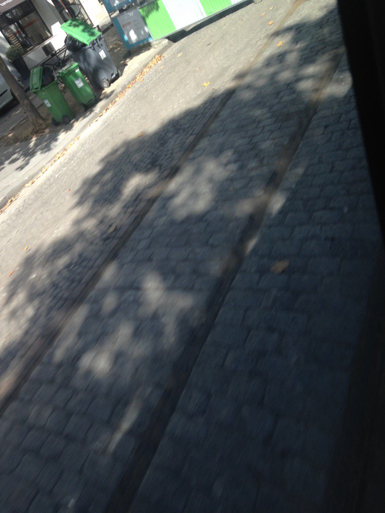 MarcDelescluse's tweet photo. Donc sous le macadam on peut retrouver les rails de #tramway prêts à l'emploi dans #Paris 
#STIF #Transports #Ecologi https://t.co/9MDIUh1feF