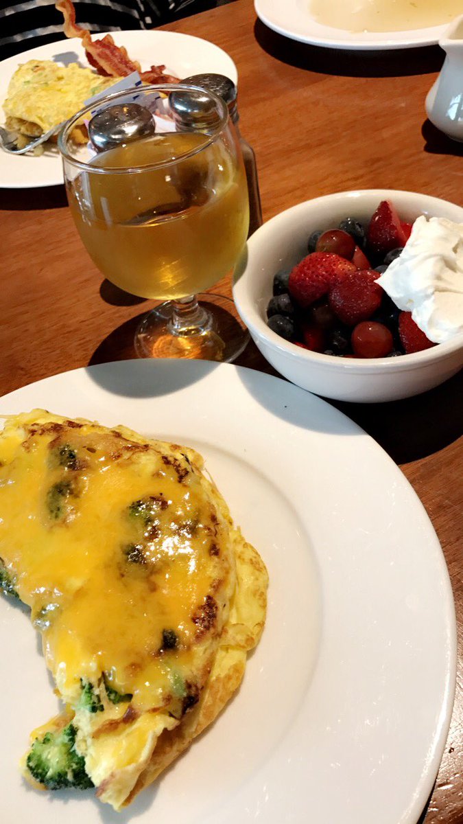 abby_ball's tweet photo. Cooked to order omelette at DoubleTree @HiltonHotels #breakfastofchampions before my drive home https://t.co/99xojWeE6n