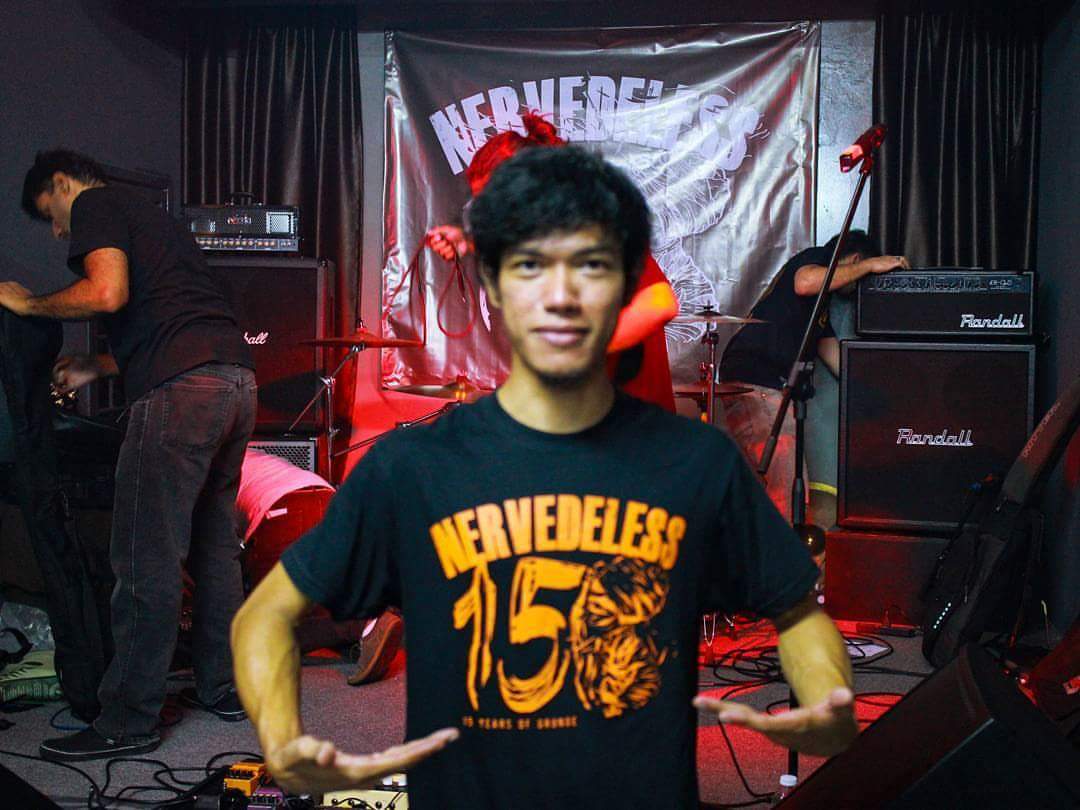 Dan ofkos bassist bidan terjun semalam <a href="/binrajachulan/">Eren Jaeger is a villain.</a> dari <a href="/thevalencies/">VALENCIES</a>. Bukan biasa2 dia ni belajar sekejap terus power main
