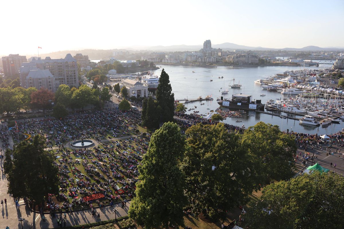 Details on tonight's Symphony Splash and fireworks show tonight at the Inner Harbour > bit.ly/2wq7jpo

Pic: Alli Thornley
