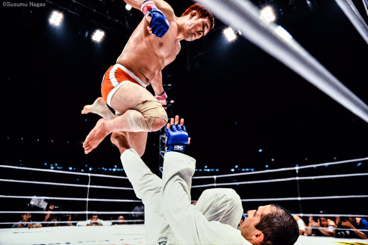 Kazushi Sakuraba leaps above Royce Gracie's guard.