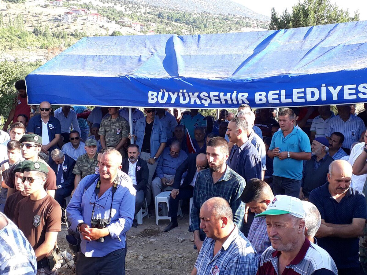 Şehidimiz Özel Harekat Polisi Erhan Konuk'u Rahman'a uğurladık, mekanı cennet olsun. Cenab-ı Allah yakınlarına sabr-ı cemil ihsan etsin.