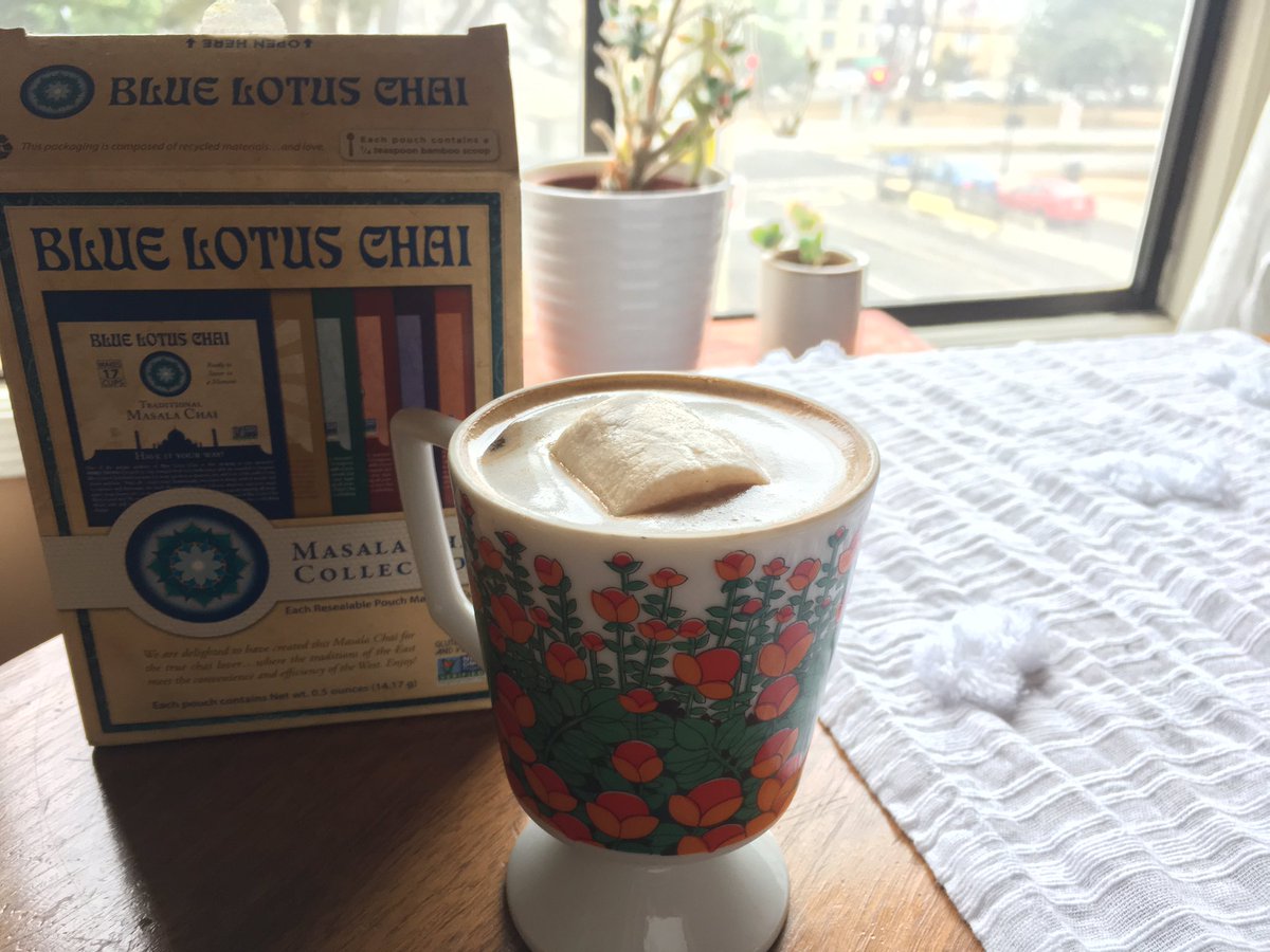 RoyaSpirit's tweet photo. @BlueLotusChai w/ hemp milk & @RoyaSpirit simple syrup. Mmm
#nosugarnoproblem #morningfix #mynewROYAlity #cleansecret #messageinabottle https://t.co/xk0IjNb2E9