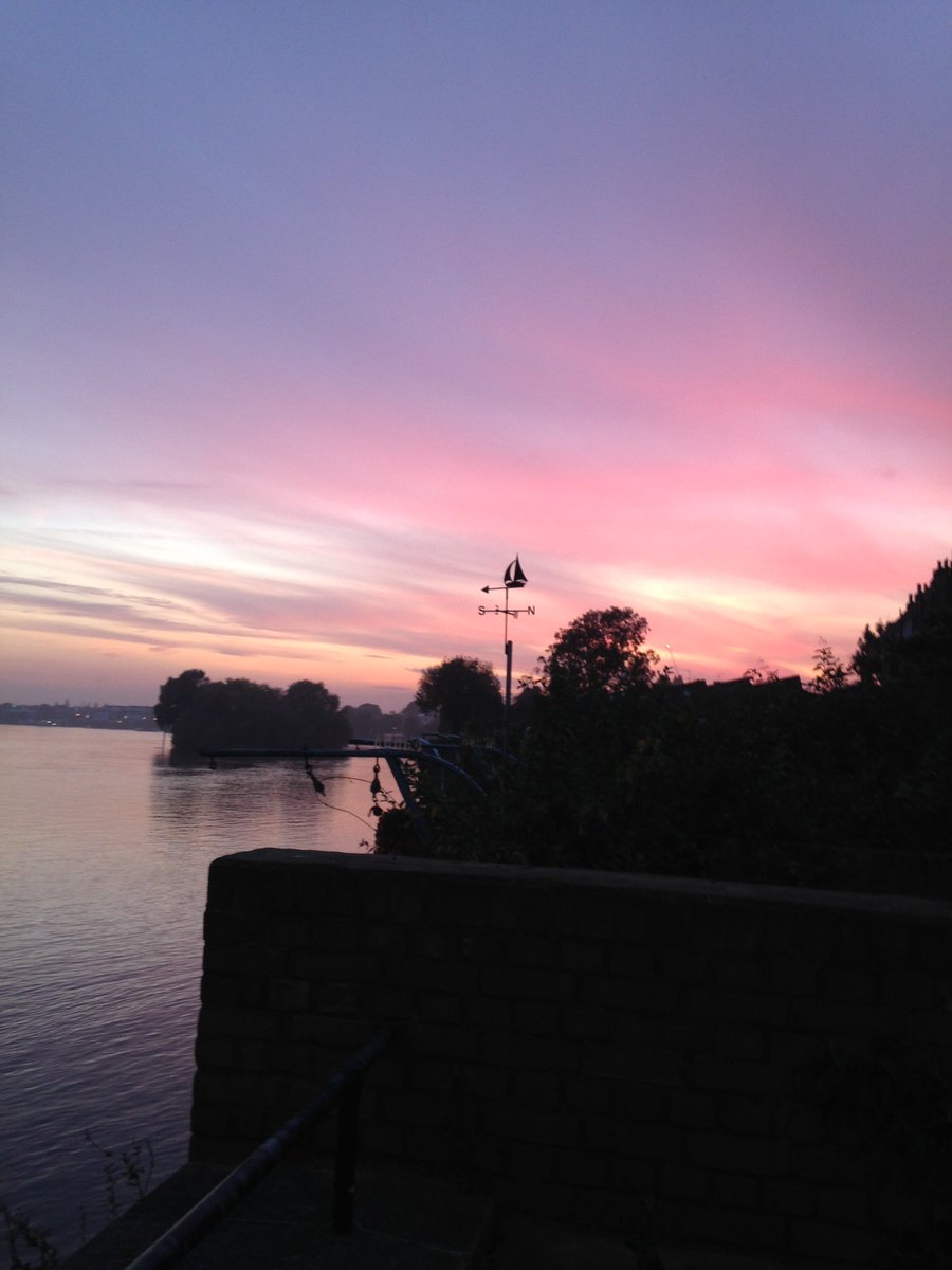 OurLadyChiswick's tweet image. Someone once said, it is hard to wintess a sunset and not believe in God. #chiswick