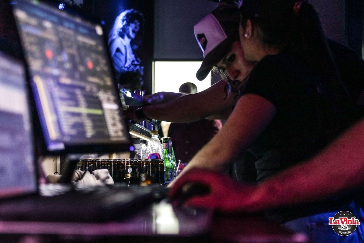 Para los que nos gusta salir hasta tarde y no queremos escuchar una vez más "des-pa-cito"... #LaViolaBarQuilmes
Buena música, toda la noche