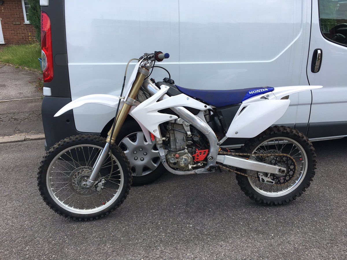 BirotarUK's tweet photo. New toy, sporting some @METZELERMOTO tyres! #CRF450 #timetogetmuddy https://t.co/7gCkW2UFeM