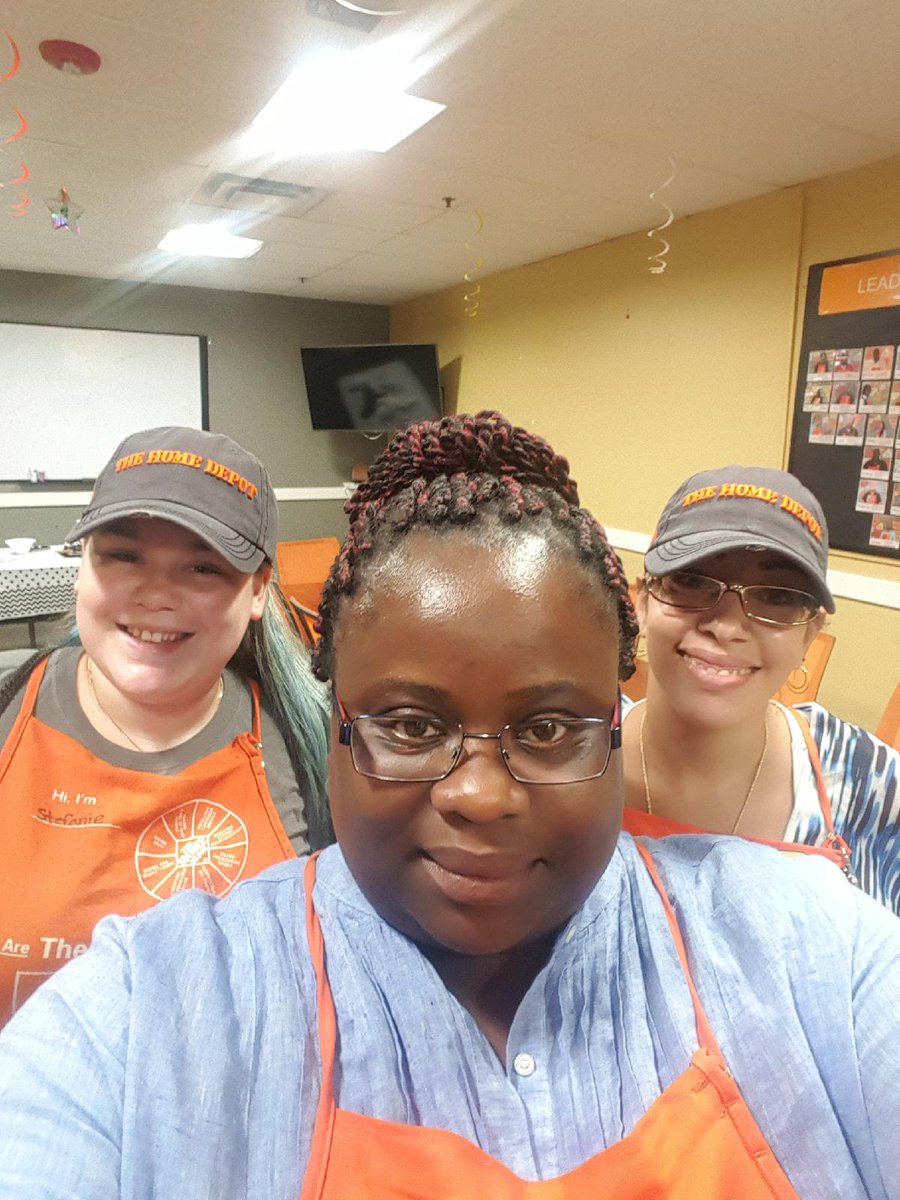 meg_chapman79's tweet photo. #1255 #closingcashiers #CashierAppreciationWeek #allsmiles @SL_leighton @hdbosslady @ https://t.co/SuxWCEJKVT