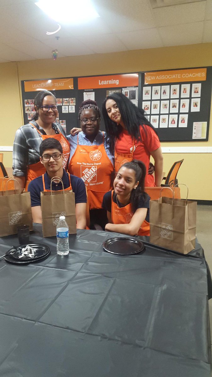 meg_chapman79's tweet photo. #1255 #closingcashiers #CashierAppreciationWeek #allsmiles @SL_leighton @hdbosslady @ https://t.co/SuxWCEJKVT