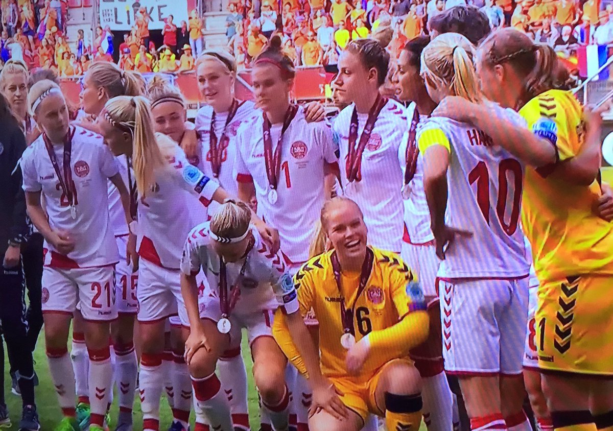 AarhusUni's tweet photo. Stort tillykke med sølvmedaljerne til kvindelandsholdet, der har tre #aarhusuni studerende i truppen. #dualcareer #emfinalen https://t.co/Jp2dx2GyAJ