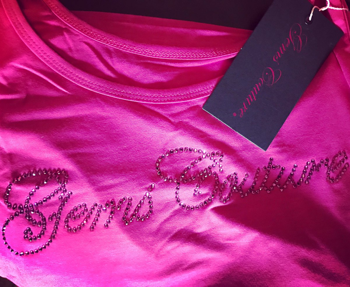 antoreentinc's tweet photo. @ParisHilton Did you say Pink & bedazzled?
Our Gems Couture® Swarovski Crystals Logo Tanks.
Where can we send you some?
💅🏻👛 #LuxuryFashions #GemsCouture https://t.co/6JUZqOSy4I