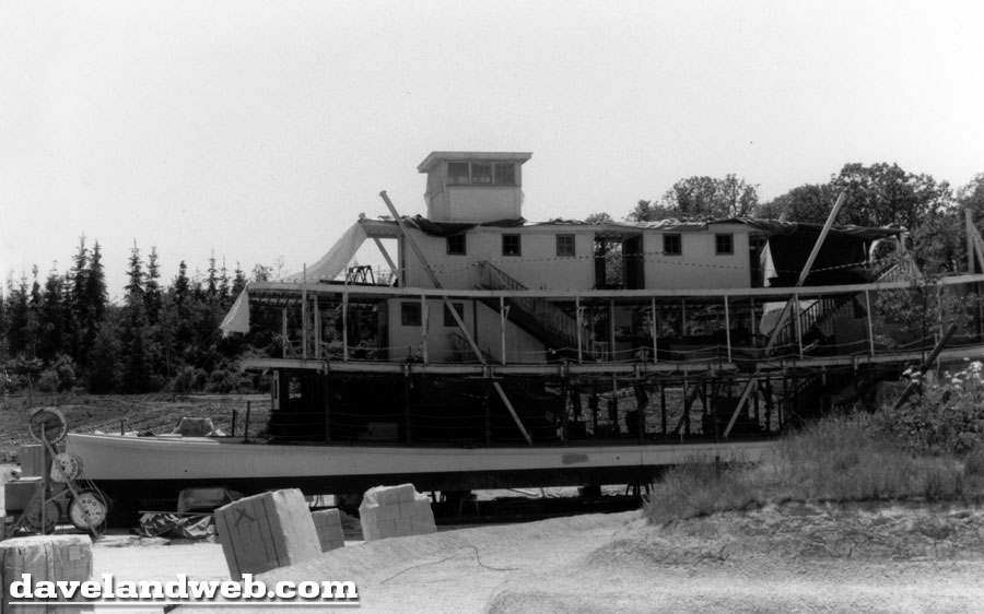 ThunderideBTM's tweet photo. Le regretté Mark Twain en construction en 1990.Bateau entièrement construit sur place. #bigthundermountain #disneylandparis Photo Daveland https://t.co/73hmShJxce