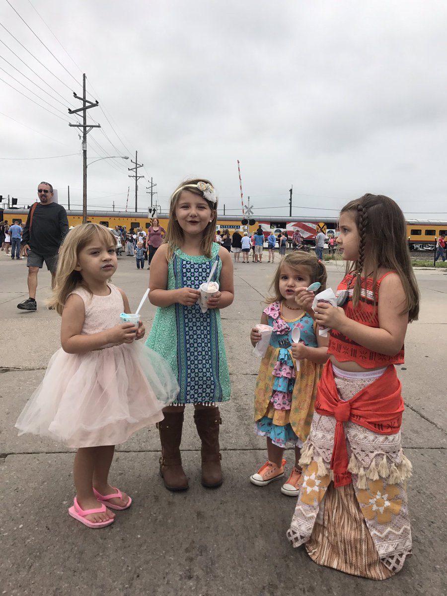 kevboats's tweet photo. Trains and ice cream ๐ #NE150Express https://t.co/w0zAnjXlmq