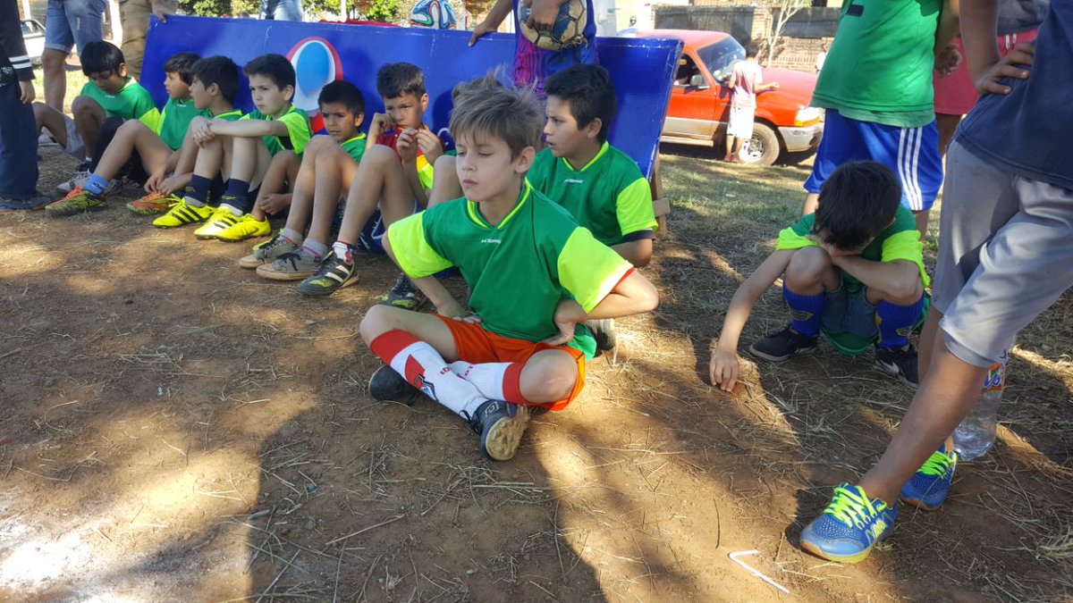 RepettoAnahi's tweet photo. #ahora torneo de fútbol infantil organizado por @enelplayon en el Barrio 8 de Abril. Siempre comprometidos con nuestros niños ✌ https://t.co/JcEb4KX4Vq
