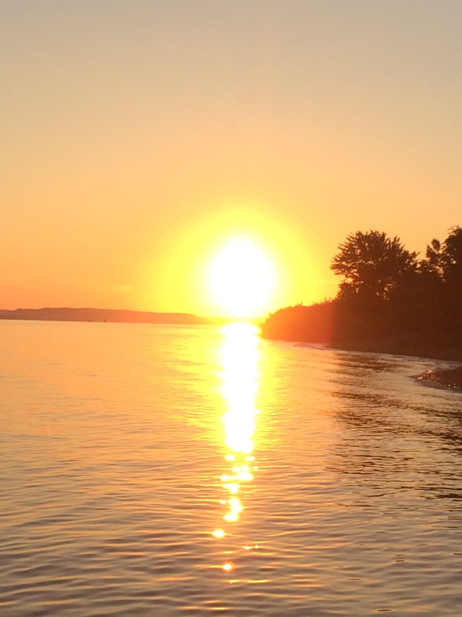 ImLauraRangel's tweet photo. The view is greatπ€β€#butthatsunsetdoe @MarkDohner https://t.co/odwniwvDRy