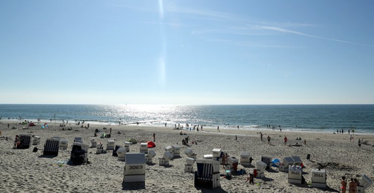 Self-proclaimed 'sugardaddy' banned from seeking 'sugarbaby' on beach bit.ly/2vD0VOm https://t.co/RnDRH2eG2D