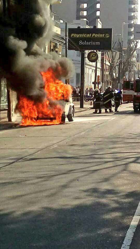 FiremaniaBras's tweet photo. Bomberos Dominico-Wilde, incendio vehicular. Gracias Cristian Novo por las fotos. https://t.co/P236befWiL