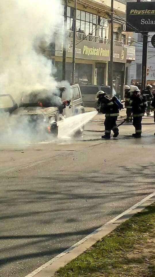 FiremaniaBras's tweet photo. Bomberos Dominico-Wilde, incendio vehicular. Gracias Cristian Novo por las fotos. https://t.co/P236befWiL