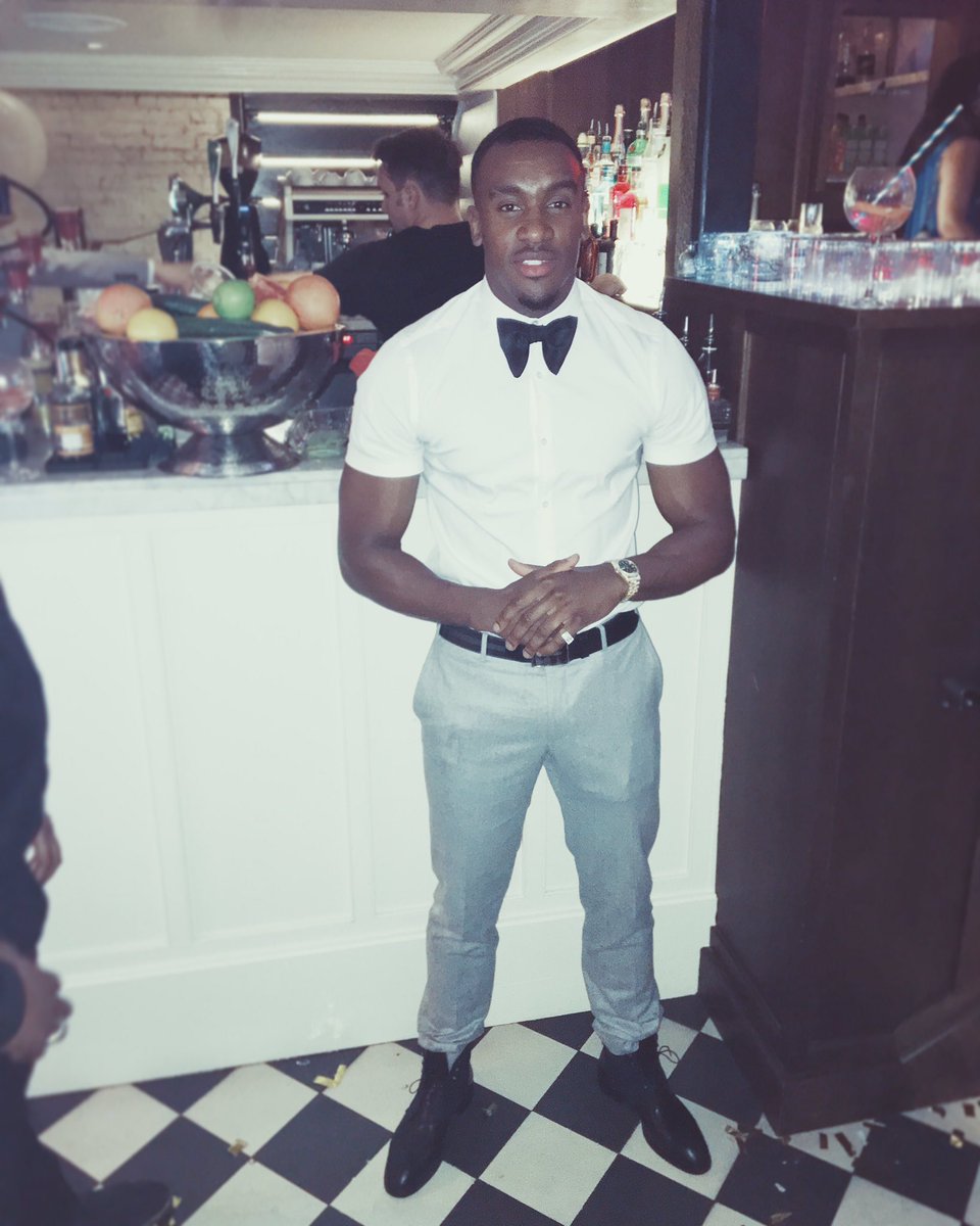 TheBugzyMalone's tweet photo. Age 16 I was sat in jail thinking fml. This is me now celebrating my 3rd consecutive top 10 release DAMN RIGHT I'M WEARING A BOW TIE!! 🙌🏾 https://t.co/7eArCknh0f