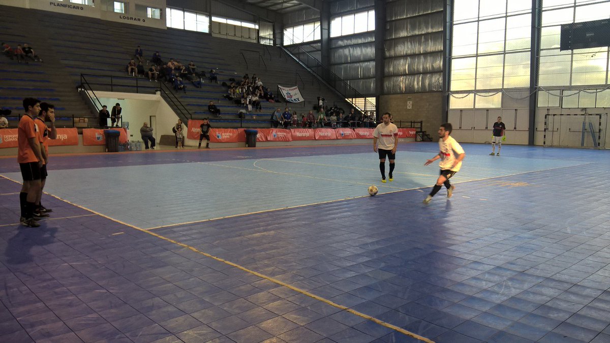 UNLZoficial's tweet photo. Los chicos de @utnfra enfrentan a #ISFD101 en la final de #Futsal ⚽️
#JUR2017 https://t.co/X02m8QWiLP