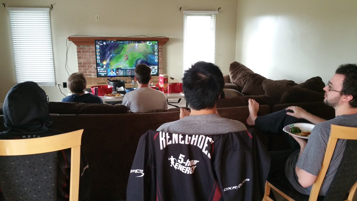 SherlockeyOW's tweet photo. The @Renegades Overwatch team @lolesports #thisishowilcs https://t.co/lbJCfNfRRU