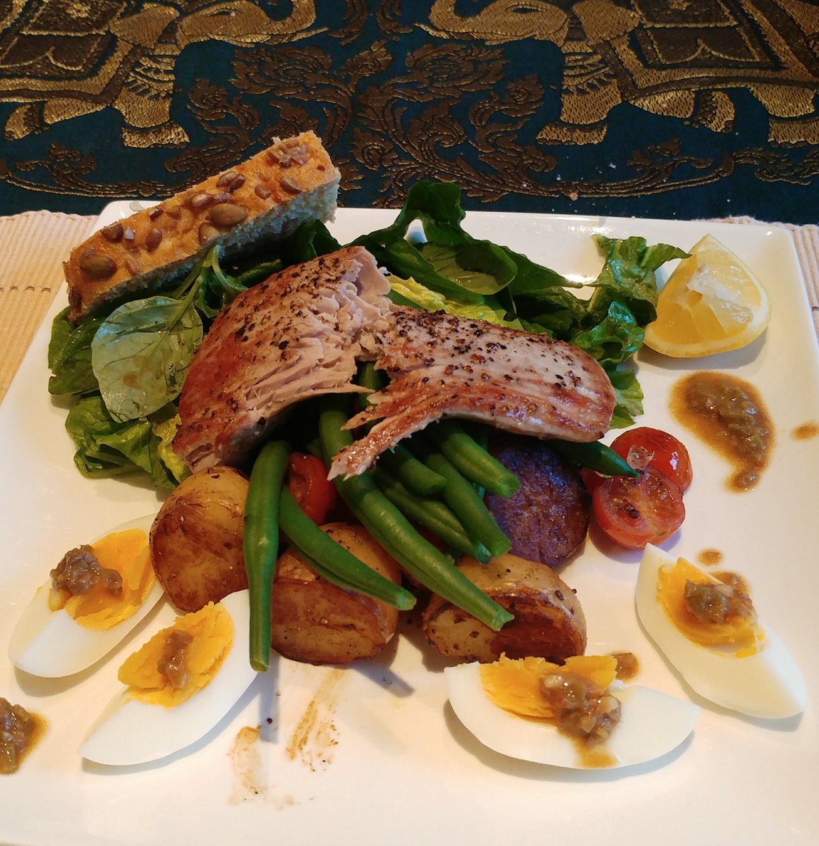 vickichislett's tweet image. #tunanicoisesalad #whosaysicantcook (overcooked tuna) #domesticgoddess #wifepoints @ffotos #feelingcontinental