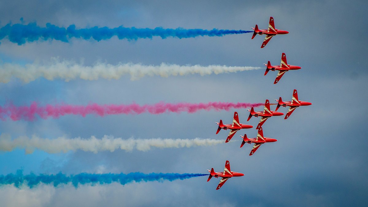 asangeek's tweet photo. Few more reds and a Comet over @Shuttleworth_OW #edwardianpageant https://t.co/FvaTGYGFQJ