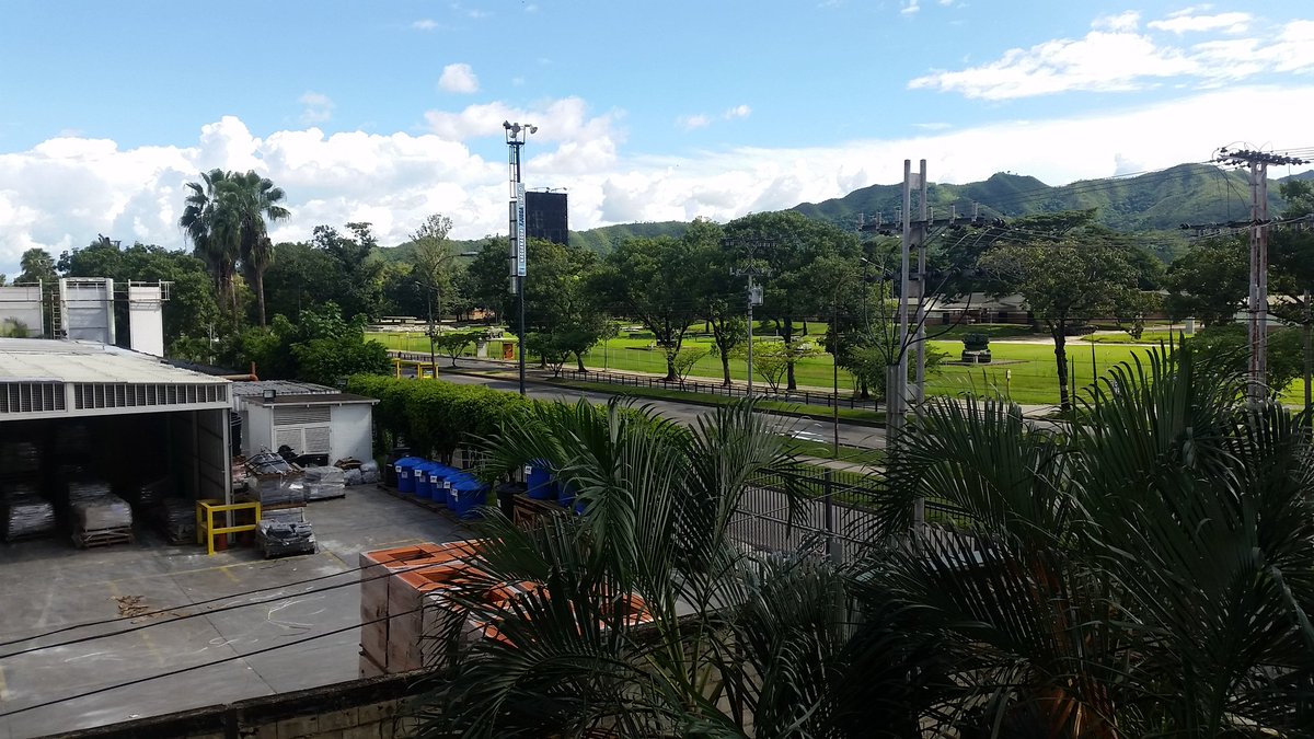 Calma en av. Universidad, frente al Fuerte Paramacay. Poca circulación vehicular. 4:00 p.m