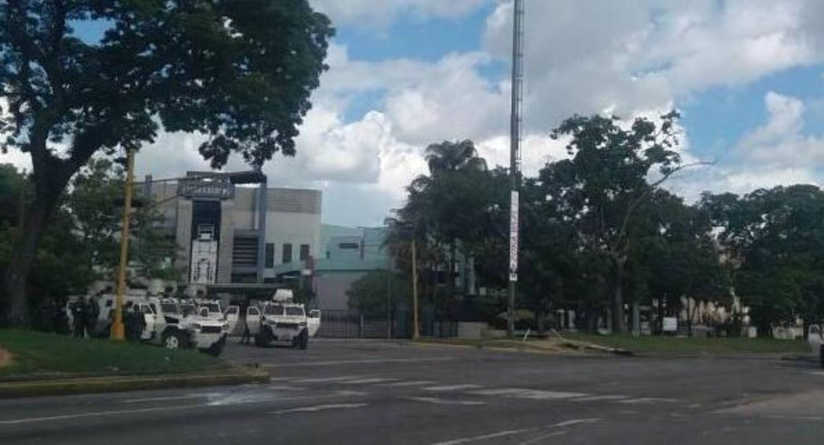 ElNacionalWeb's tweet photo. [ATENCIÓN] Continúan protestas en Naguanagua a pesar de la represión https://t.co/uBeWvgcCsP  https://t.co/7eNIrZNdIz