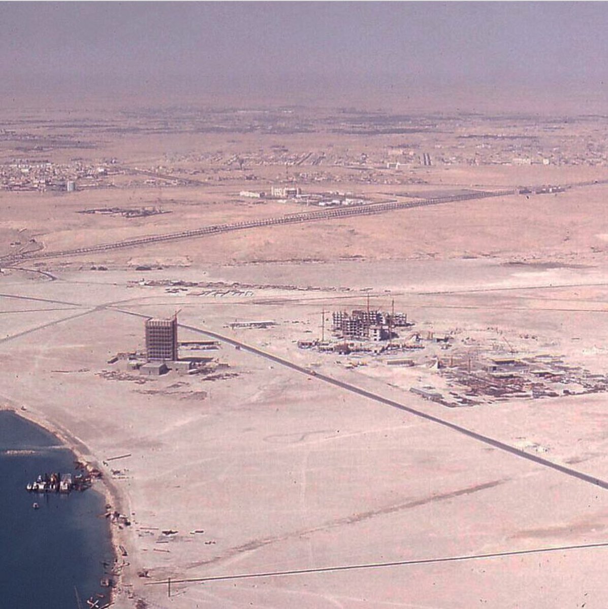 Halawala's tweet photo. This was West Bay in the early 70's (40 years ago). The only building was Salam Tower (now The Gate Mall). #Qatar https://t.co/502nF3xnQx