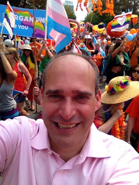 Live from Vancouver Pride March! En direct du défilé de la Fierté de Vancouver!