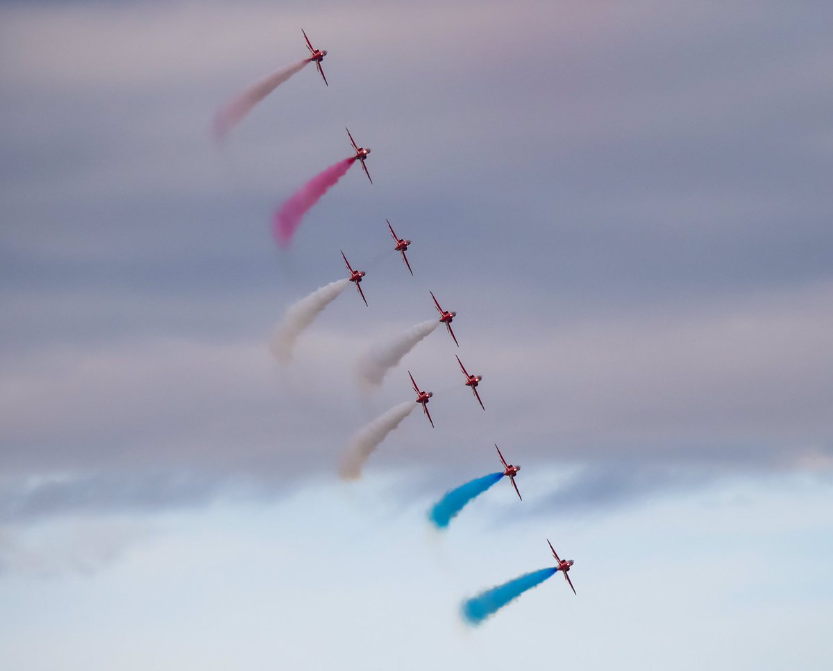 marke_douglas's tweet photo. The #RedArrows @Shuttleworth_OW #shuttleworth #EdwardianPageant @RAFRed10 https://t.co/RFifC1Y398
