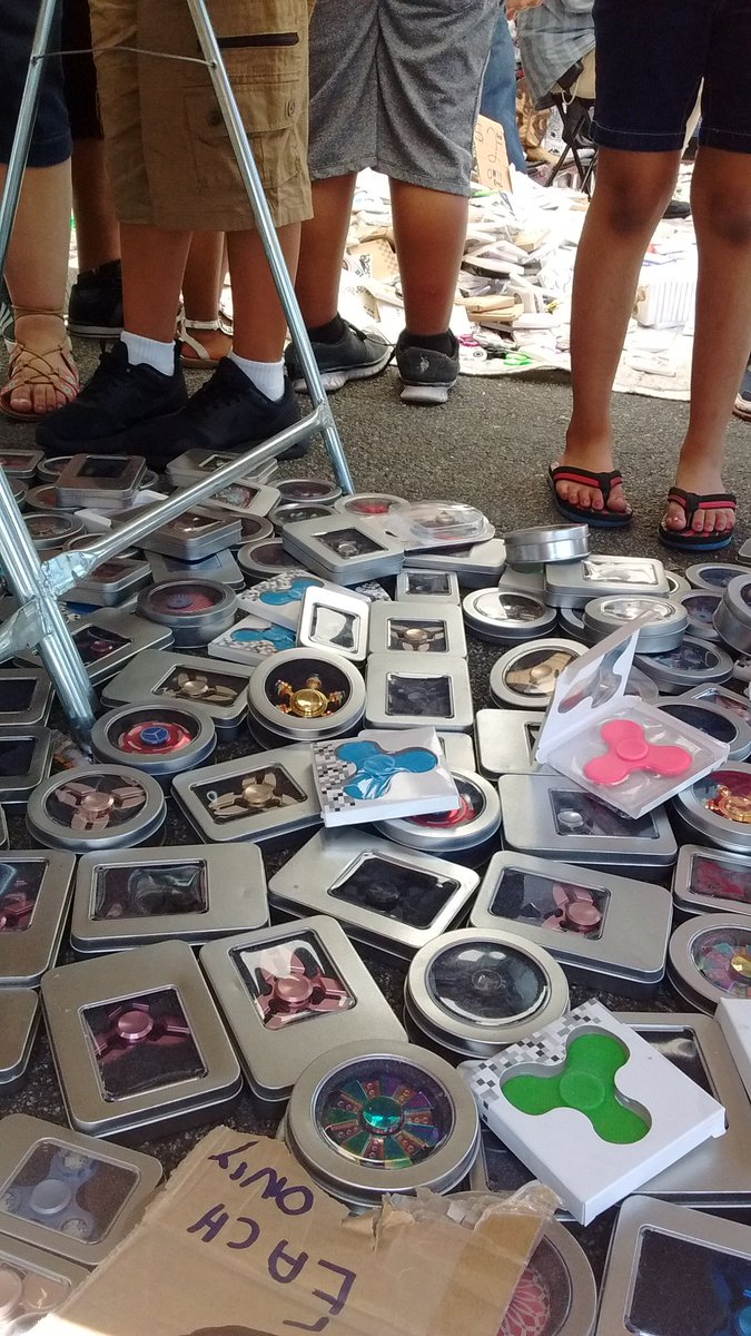Ryan_I_hatekpip's tweet image. Fidget spinners very cheap 1$ each