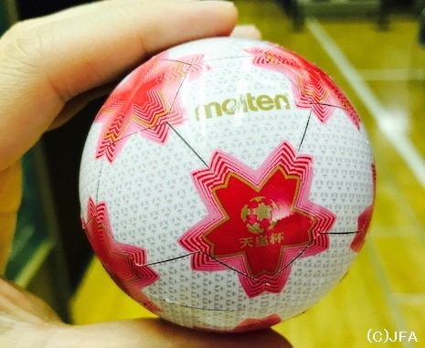 天皇杯 Jfa 第102回全日本サッカー選手権大会 10 5 水 準決勝開催 本日14時 天皇杯 ラウンド16抽選会 現在準備が進む会場からレポート 本日使用されるドローボールを特別に見せてもらいました 試合球が忠実に再現されていますね Jfa Tv